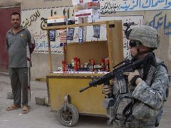 Americký voják na hlídce v Mosulu.