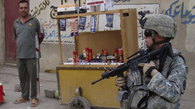 Americký voják na hlídce v Mosulu.