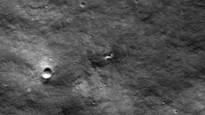 Snímek kráteru, který na Měsíci zbyl po ruské sondě.