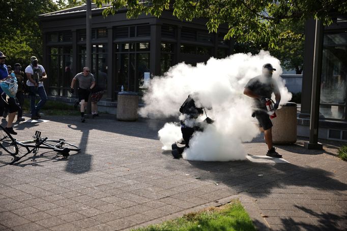 V Salemu se střetli podporovatelé prezidenta Donalda Trumpa s demonstranty proti rasismu. Jeden z protestujících použil hasicí přístroj.