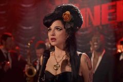 Recenze: Hlavně nikoho neurazit. Film o Amy Winehouse není ani bulvární, ani oslavný