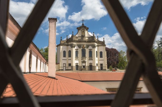 Kolowratský zámek a kostel Nejsvětější Trojice v Rychnově nad Kněžnou.