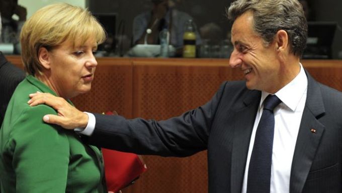 Angela Merkelová a Nicolas Sarkozy na summitu EU v Bruselu.