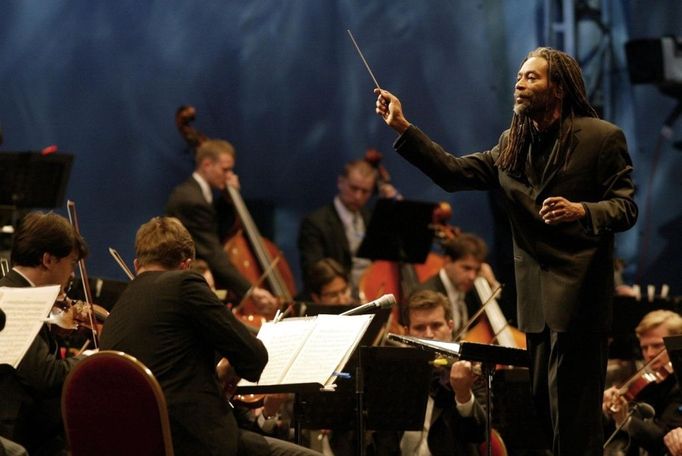 Bobby McFerrin diriguje Vídeňské filharmoniky.