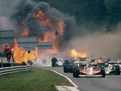 Tragická scéna požáru Petersonova Lotusu v roce 1978.