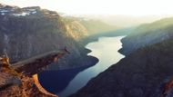 Ikonická a proslulá fotografie, typická pro mé portfolio. Na okraji světa. Trolltunga, Norsko 2014, autoportrét