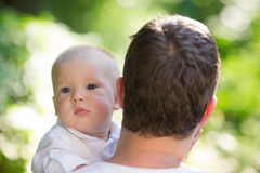 Otcovská dovolená se prodlouží na deset dnů. Zbývá rozhodnout, kolik peněz dostanou