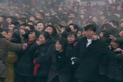 Na pohřbu Kim Čong-ila lidé mrzli bez čepic. Povinně