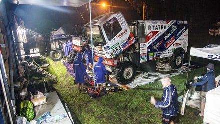 Češi se radují z etapového vítězství na Dakaru. Závod ale ohrožuje hustý déšť