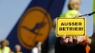 A member of German air carrier Lufthansa cabin crew union "UFO" holds a sign reading "out of order" as he takes part in a strike outside a Lufthansa office building at the Fraport airport in Frankfurt, September 4, 2012. Lufthansa passengers face widespread flight disruption after cabin crew representatives said they continue a series of strikes over pay and cost-cutting measures at Germany's largest airline. The UFO union, which represents around two-thirds of Lufthansa's 19,000 cabin crew, late on Thursday called on its members to strike on Tuesday in Frankfurt and Berlin. REUTERS/Kai Pfaffenbach (GERMANY - Tags: BUSINESS EMPLOYMENT CIVIL UNREST TRANSPORT) Published: Zář. 4, 2012, 12:42 odp.