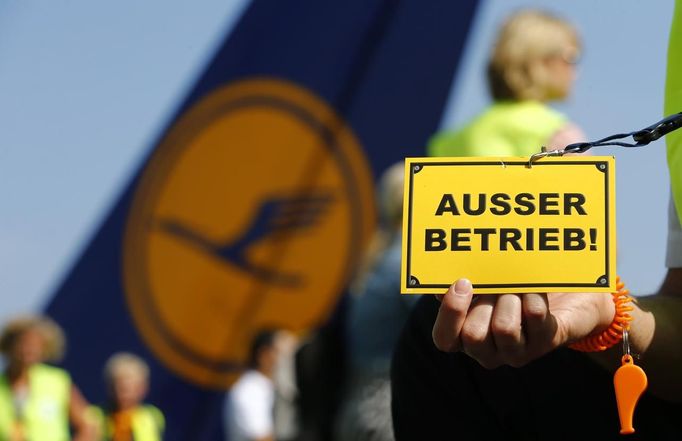 A member of German air carrier Lufthansa cabin crew union "UFO" holds a sign reading "out of order" as he takes part in a strike outside a Lufthansa office building at the Fraport airport in Frankfurt, September 4, 2012. Lufthansa passengers face widespread flight disruption after cabin crew representatives said they continue a series of strikes over pay and cost-cutting measures at Germany's largest airline. The UFO union, which represents around two-thirds of Lufthansa's 19,000 cabin crew, late on Thursday called on its members to strike on Tuesday in Frankfurt and Berlin. REUTERS/Kai Pfaffenbach (GERMANY - Tags: BUSINESS EMPLOYMENT CIVIL UNREST TRANSPORT) Published: Zář. 4, 2012, 12:42 odp.