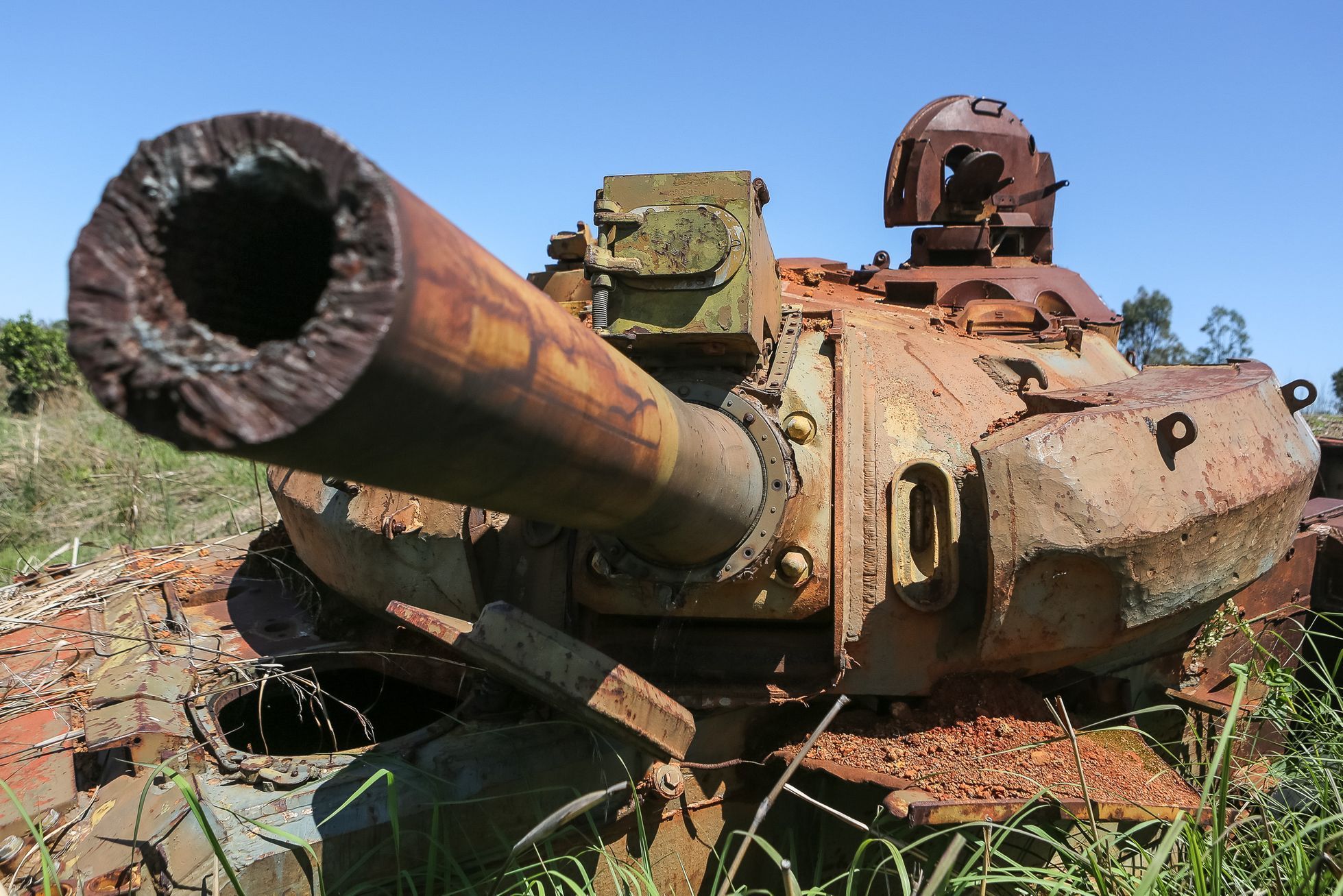 Angola - pozůstatky občanské války - tanky, rozstřílené domy, trosky