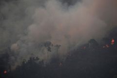 V Amazonii hoří rekordní počet požárů. Dým zahalil metropoli Sao Paulo do tmy