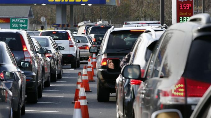 Fronta na benzin v New Jersey.