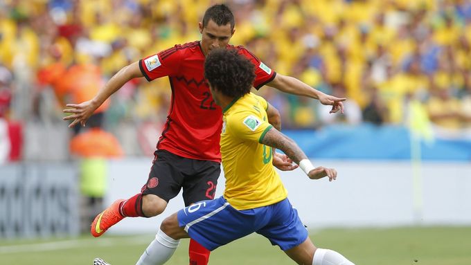 Údajný penaltový faul Raula Jimeneze na Marcela v zápase Mexika s domácí Brazílií.