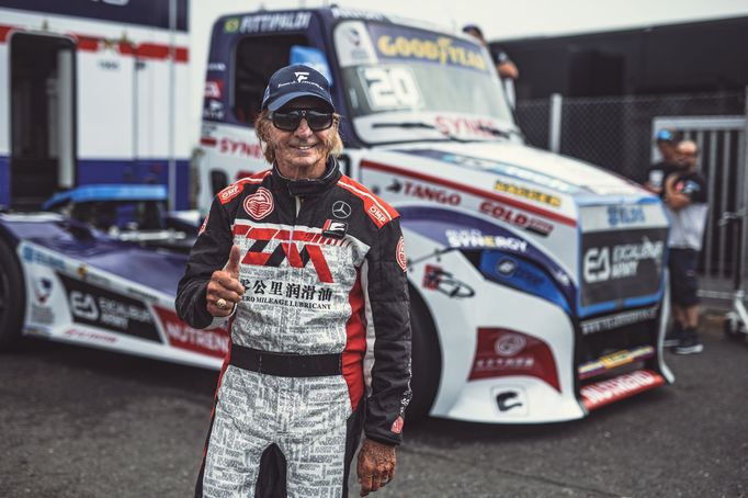 Emerson Fittipaldi při testech tahače Buggyra v Mostě