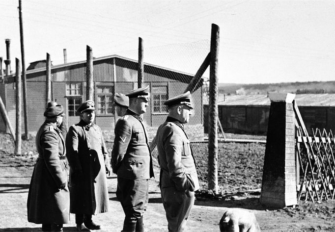 Fotografie z období osvobození koncentračního tábora Buchenvald. Duben 1945.