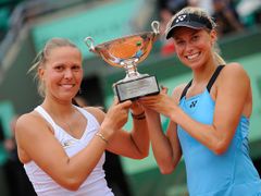 Andrea Hlaváčková a Lucie Hradecká pózují po triumfu ve čtyřhře na French Open 2011