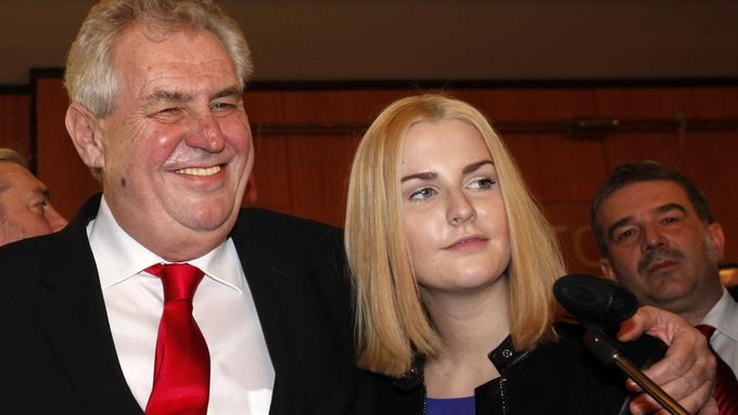 Miloš Zeman tak, jak jej známe z posledních týdnů: S dcerou Kateřinou po boku.