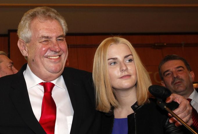 Miloš Zeman objímá dceru Kateřinu