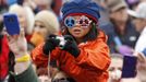 A young girl tries to get a photo of U.S. President Barack Obama during a campaign rally in Denver, Colorado October 4, 2012. REUTERS/Kevin Lamarque (UNITED STATES - Tags: POLITICS ELECTIONS USA PRESIDENTIAL ELECTION TPX IMAGES OF THE DAY) Published: Říj. 4, 2012, 5:37 odp.