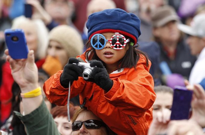 A young girl tries to get a photo of U.S. President Barack Obama during a campaign rally in Denver, Colorado October 4, 2012. REUTERS/Kevin Lamarque (UNITED STATES - Tags: POLITICS ELECTIONS USA PRESIDENTIAL ELECTION TPX IMAGES OF THE DAY) Published: Říj. 4, 2012, 5:37 odp.