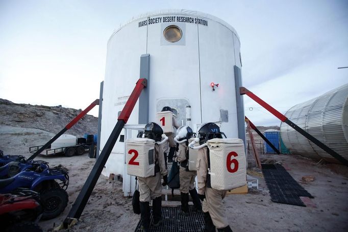 Members of Crew 125 EuroMoonMars B mission return after collecting geologic samples to be studied at the Mars Desert Research Station (MDRS) outside Hanksville in the Utah desert March 2, 2013. The MDRS aims to investigate the possibility of a human exploration of Mars and uses the Utah desert�s Mars-like terrain to simulate working conditions on the red planet. Scientists, students and enthusiasts work together to develop field tactics and study the terrain while wearing simulated spacesuits and carrying air supply packs. They live together in a small communication base with limited space and supplies. Picture taken March 2, 2013. REUTERS/Jim Urquhart (UNITED STATES - Tags: SCIENCE TECHNOLOGY SOCIETY ENVIRONMENT TPX IMAGES OF THE DAY) ATTENTION EDITORS: PICTURE 3 OF 31 FOR PACKAGE 'MARS IN THE DESERT' SEARCH 'JIM MARS' FOR ALL IMAGES Published: Bře. 11, 2013, 2:02 odp.