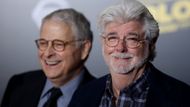 Na snímku ze světové premiéry jsou scenárista Lawrence Kasdan a duchovní otec ságy Hvězdných válek George Lucas.