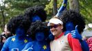 Anglický golfista Ian Poulter pózuje s fanoušky při zahájení 39. Ryder Cupu v americkém Medinahu.