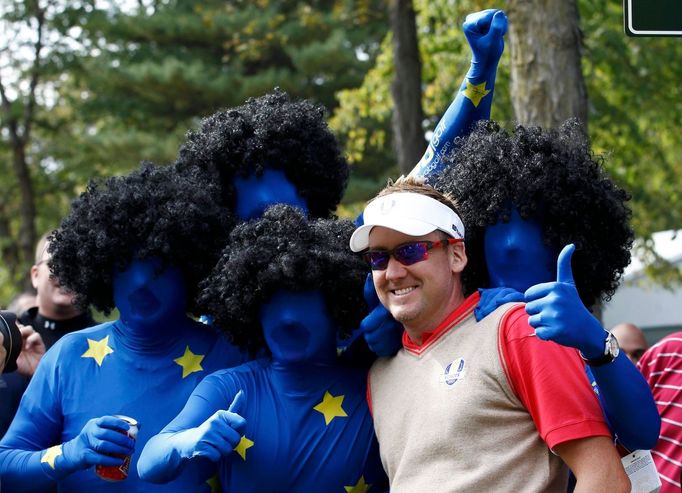 Anglický golfista Ian Poulter pózuje s fanoušky při zahájení 39. Ryder Cupu v americkém Medinahu.