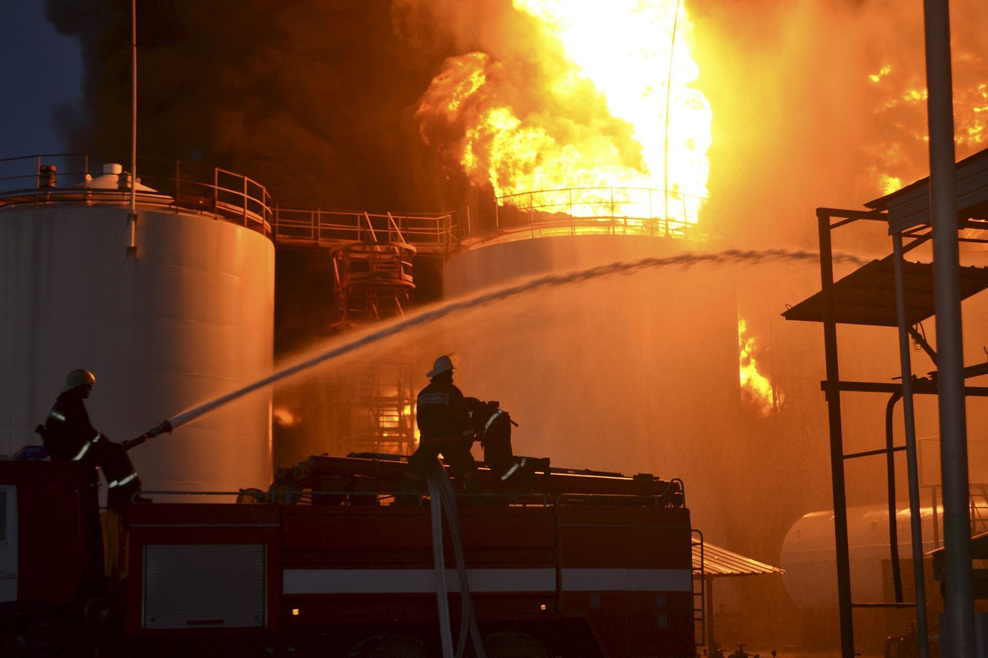 Hasičí bojují v rafinerii s největším požárem na Ukrajině od šedesátých let.