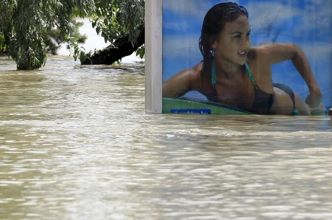 A partially submerged billboard on a tramstop is seen on the flooded embankments of the Danube River in Budapest June 10, 2013. The Hungarian capital escaped damage from the swollen river Danube, which peaked at record high levels in Budapest overnight and started receding slowly on Monday morning. REUTERS/Laszlo Balogh (HUNGARY - Tags: DISASTER ENVIRONMENT TPX IMAGES OF THE DAY)