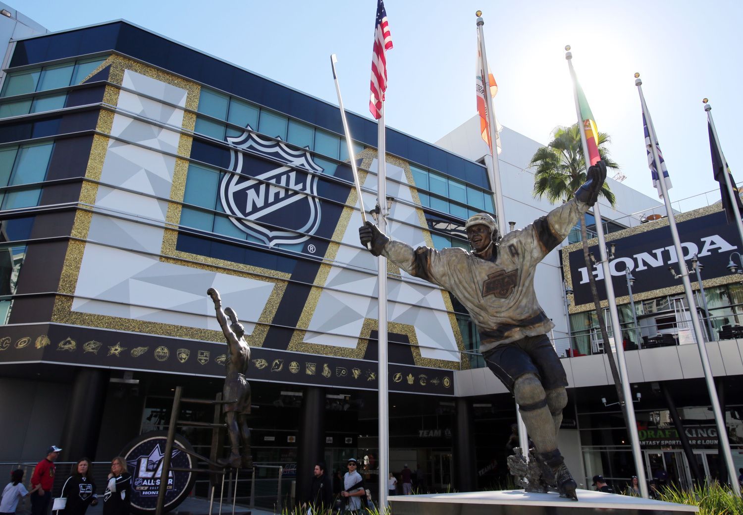 2017 NHL All Star Game: socha Wayna Gretzkyho před Staples Center v Los Angeles