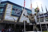 Fanoušky mířící do Staples Centra vítala velká socha legendy Wayna Gretzkyho,...