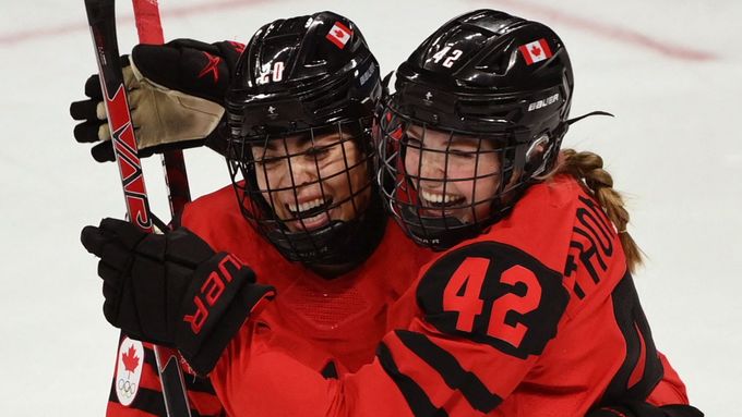 Kanaďanky Sarah Nurseová a Claire Thompsonová slaví gól na olympiádě v Pekingu 2022. Jejich krajanka Mikyla Grantová-Mentisová se turnaje nezúčastnila.