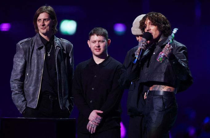 Matt Kean, Lee Malia, Matt Nicholls a Oliver Sykes z kapely Bring Me The Horizon přebírají cenu za nejlepší rock nebo alternativu.