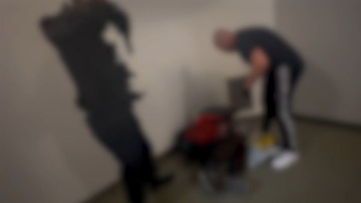 Ostraha v obchodním domě mučila bezdomovce. Policie ukázala šokující video; Zdroj foto: Policie ČR