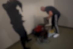 "Vypadl zub, zase musíš uklízet." Ostraha obchodního domu natáčela mučení bezdomovců