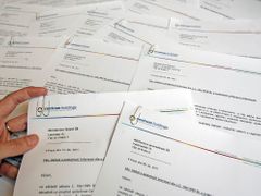 Kupa žádostí, v nichž Aktuálně.cz požádalo státní úřady, aby zveřejnily platy vrcholných úředníků. 