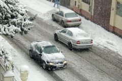 Přes noc napadlo až 20 cm sněhu, řidiči měli problémy