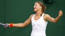 Dinara Safinová se rozčiluje v zápase třetího kola Wimbledonu proti Shahar Peerové.