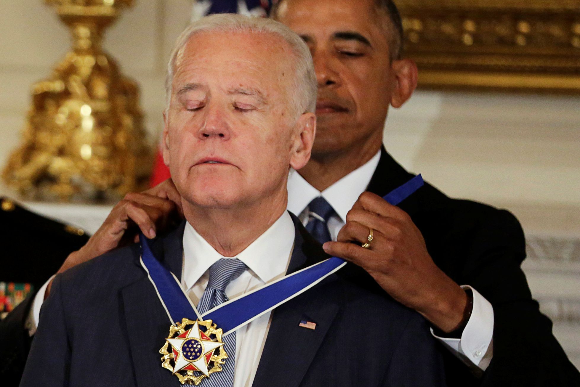 Dosluhující prezident USA Barack Obama předává viceprezidentovi Joeu Bidenovi Prezidentskou medaili svobody.