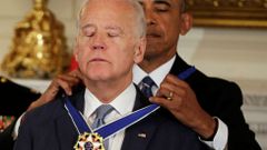 Dosluhující prezident USA Barack Obama předává viceprezidentovi Joeu Bidenovi Prezidentskou medaili svobody.