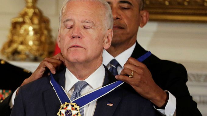 Jednou si to třeba prohodíme... Barack Obama předává Joe Bidenovi Prezidentskou medaili svobody.