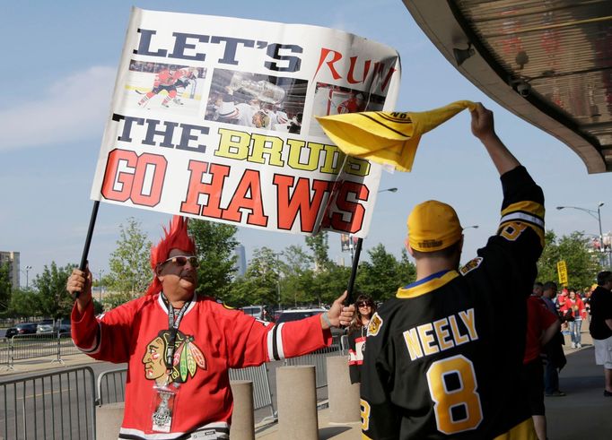 Fans of the Boston Bruins and the Chicago Blackhawks meet outside the arena before Game 2 of their NHL Stanley Cup Finals hockey series in Chicago, Illinois, June 15, 201