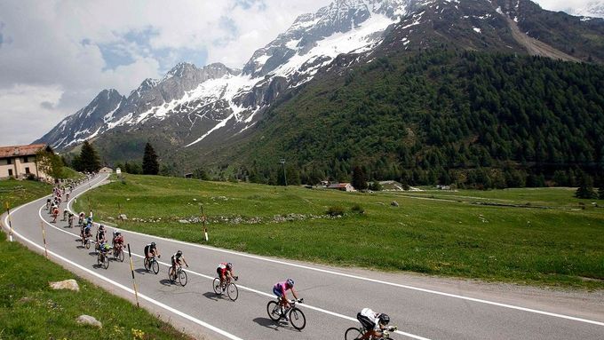 Cyklistický peloton při 17. etapě letošního Gira.