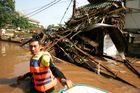 Malá tsunami zabila v Jakartě 50 lidí