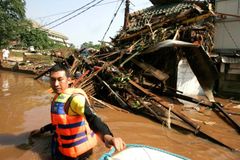 Malá tsunami zabila v Jakartě 50 lidí