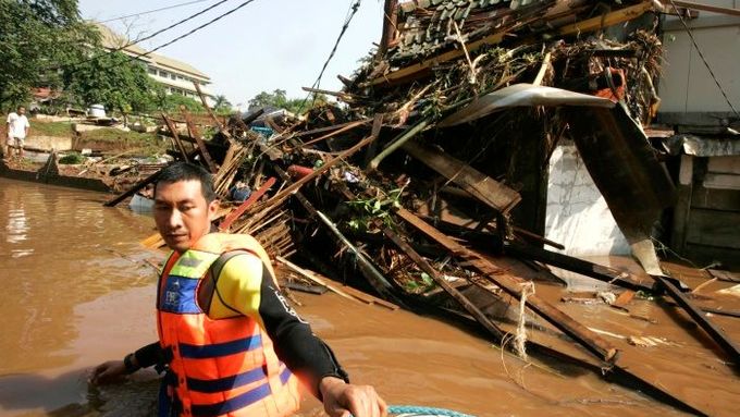 Záchranáři dál pátrají po případných obětech, hladina vody dosahuje místy až dvou metrů