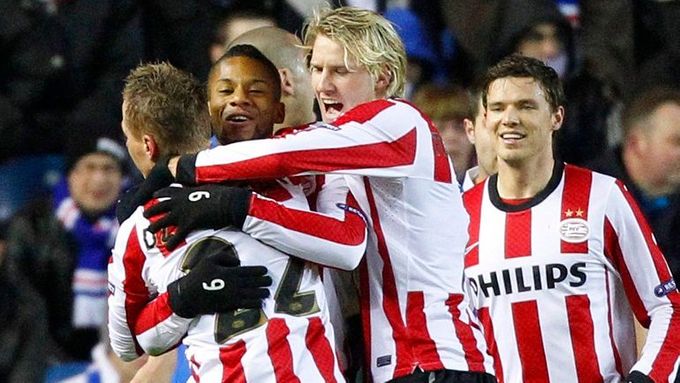 Fotbalisté PSV Eindhoven oslavují Jeremaina Lense